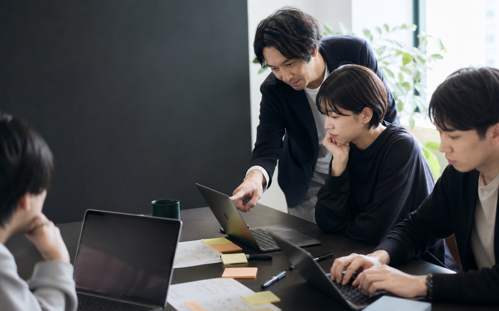 生成AIを使った実装について、参加者とメンターが相談する研修のイメージ